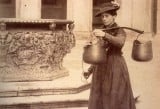 Fotografo non identificato - Mestieri [Bigolante al pozzo di Palazzo Ducale] - s.d. [1870-1875 ca.] - fotografia su carta albuminata - Archivio Graziano Arici, Venezia