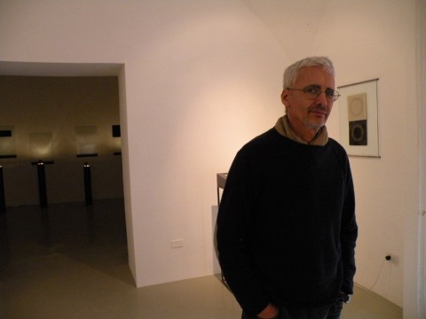 Gregorio Botta durante l'inaugurazione della mostra Dimore allo Studio Trisorio di Napoli