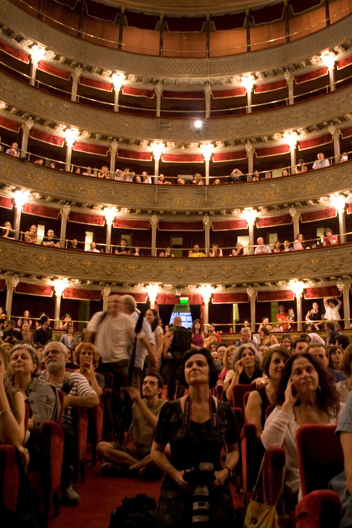 la platea gremita del Teatro Valle - photo by Luca Labanca