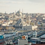 Il Ponte di Galata in primo piano, il Mercato delle Spezie in secondo piano, sullo sfondo le moschee di Sultanahmet