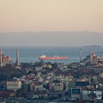 Il profilo di Sultanhamet e dietro i cargo che incrociano nel Mar di Marmara