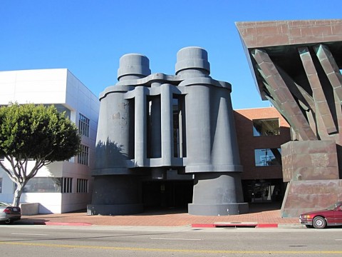 L’edificio a forma di binocolo, creato da Frank Gehry e Claes Oldenburg a Venice, California