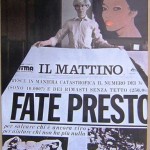 Andy Warhol con la serigrafia tratta dalla prima pagina de Il mattino Andy Warhol con la serigrafia tratta dalla prima pagina de Il mattino