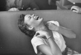 Lisa Larsen - Studentessa della Syracuse University ride fragorosamente - Syracuse, NY, 1949 - ©Time Inc. - courtesy Forma Galleria, Milano