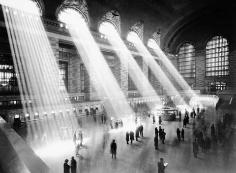 Grand Central Terminal illuminating the main concourse ticket windows and information kiosk. Photo taken ca. 1935 1941. Courtesy NYC Municipal Archives “Gli Imperdibili” della settimana. L’ultimo pasto di Whitney Houston, Stonehenge gonfiabile e il respiro dei pittori. E New York come non l’avete mai vista…