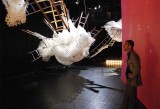 L'opera di Loris Cecchini in allestimento (foto Stefano Ridolfi)