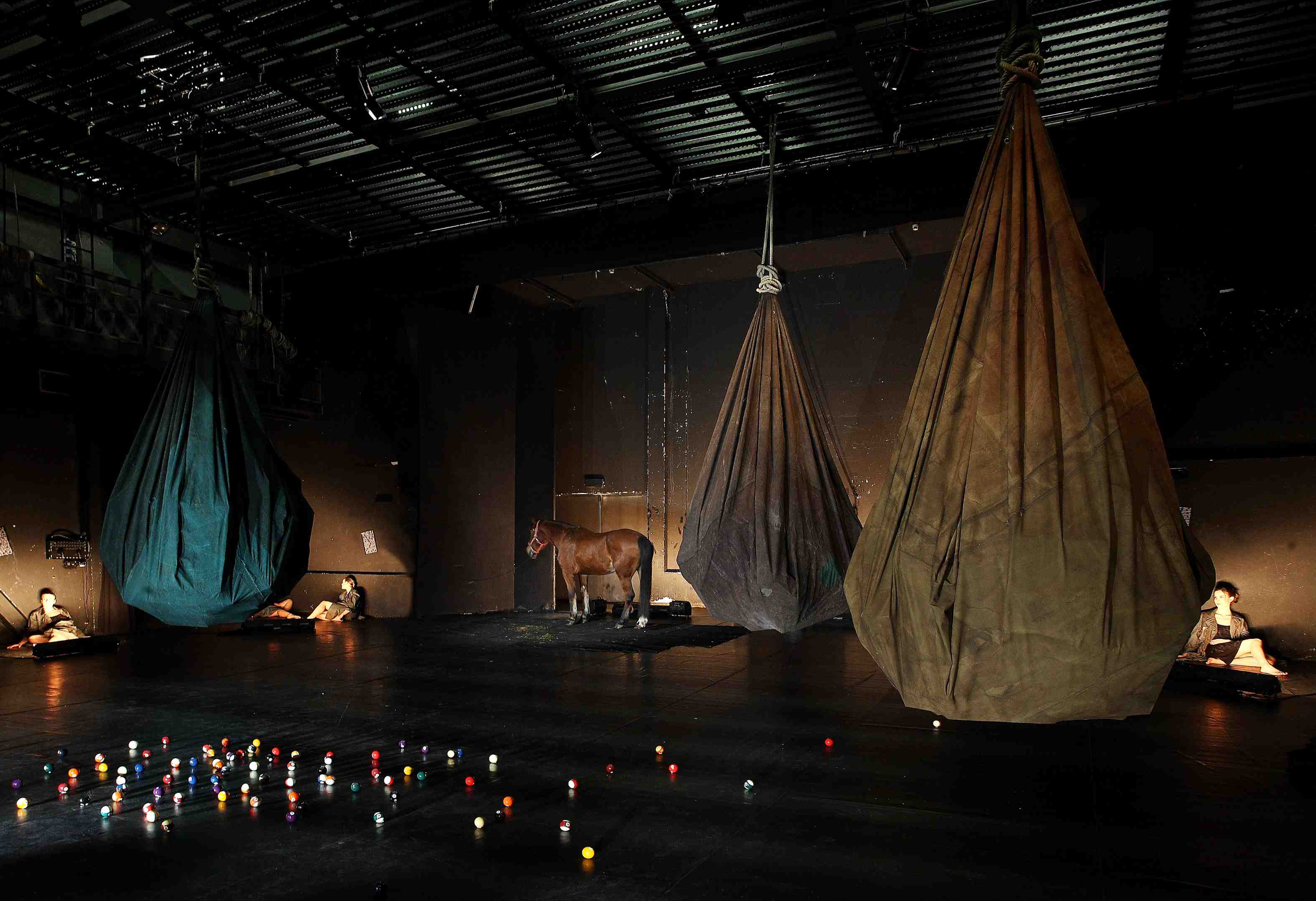 OA Il Canto Con Un opera Di Jannis Kounellis Photo Carlo Cantini 