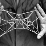 Particolare di una immagine tratta dal volume 'Murphy's String Figures. Teaching Math With String Figures' di James R. Murphy