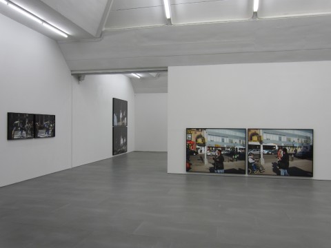 lallestimento da carlier gebauer Berlin Updates: di qua e di là dal muro, alla galleria Carlier Gebauer la fotografia di strada dell’inglese Paul Graham