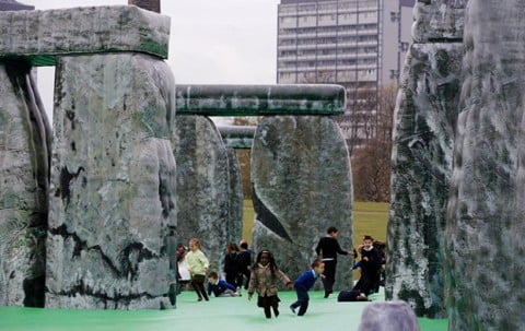 sacrilege by jeremy deller 2012 image by angela catlin and courtesy of the artist “Gli Imperdibili” della settimana. L’ultimo pasto di Whitney Houston, Stonehenge gonfiabile e il respiro dei pittori. E New York come non l’avete mai vista…