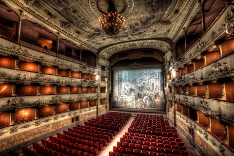 sipario storico Dai giardini della Biennale al gioco della Pergola. Giacomo Costa si reinventa scenografo, per lo storico teatro fiorentino. E intanto l'antico sipario torna a risplendere