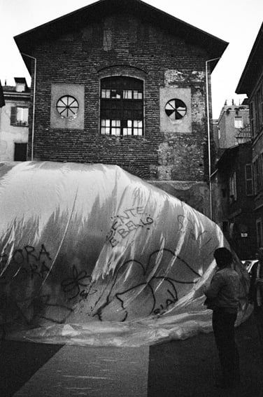 Laboratorio di Comunicazione militante. Fabbrica di Comunicazione - Festa dell’occupazione. Facciata della chiesa e gonfiabile - 20 novembre 1976 - Ex Chiesa di San Carpoforo - photo Fabio Cirifino - courtesy Studio Azzurro