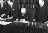 Publifoto Roma - Roma, il Presidente De Nicola firma la Costituzione Italiana - 27 dicembre 1947