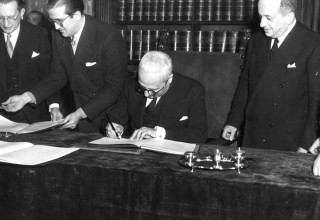 Publifoto Roma - Roma, il Presidente De Nicola firma la Costituzione Italiana - 27 dicembre 1947