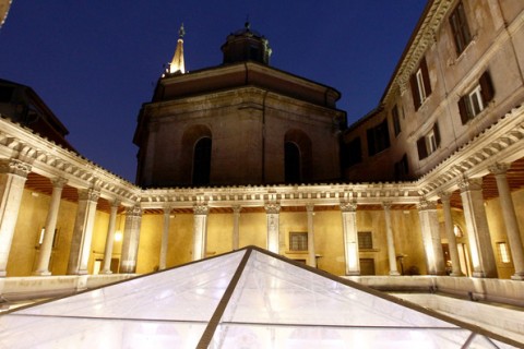 Chiostro 2 Spettacoli a cielo aperto, aperitivi e musica nei musei, performance sotto le stelle. Anche a Roma, al Chiostro del Bramante, parte la stagione della movida culturale