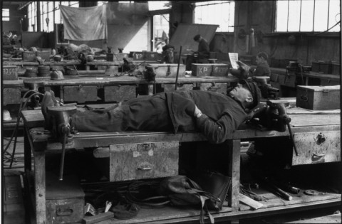 Henri Cartier Bresson La pausa cantiere navale Brema R.F.T. 1962 © Henri Cartier Bresson Magnum Photos Contrasto L’Emilia in versione fotografia