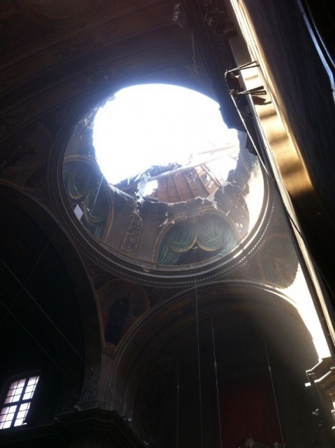 La Chiesa di Pieve di Cento dopo il crollo della cupola foto Twitter Federico Taddia Ancora terremoto. L'Emilia in frantumi