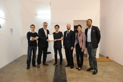 Lee Kit insieme al gallerista Roberto Ceresia riceve il premio dalla giuria di Art Futures A Hong Kong è tempo di fiere. E di succulenti premi. Come quello assegnato da Art Hk al giovane Lee Kit. Un bel gruzzolo per l'artista e un nuovo successo per la sua galleria, l'italianissima Aike-Dell'Arco