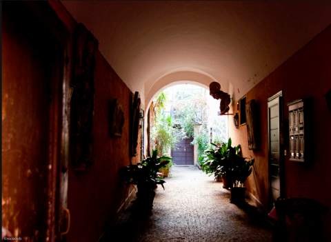 Lingresso dellAtelier Wicard in Via del Vantaggio a Roma in una foto di Nicolas de Backer Talent Prize: aperte le iscrizioni. Quest’anno non c’è più l’aiuto della Fondazione Roma, ma ciononostante il premio si rilancia e si internazionalizza. Guardando alla Francia