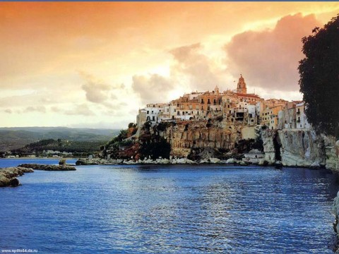 Promontorio di Vieste in Puglia A Vieste è tempo di M.A.D. Musica, Arte, Danza: un festival e un concorso, all'ombra del promontorio del Gargano. Sei sezioni, sessanta finalisti e una quantità di premi e benefit