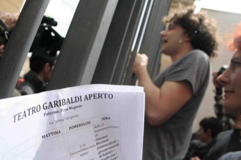 cancello foto Mario Barnaba Dal fronte delle occupazioni un altro segnale "contro". Un avviso di garanzia per gli occupanti. Succede a Palermo, al Teatro Garibaldi Aperto. Dopo Macao, comincia il periodo del pugno di ferro?