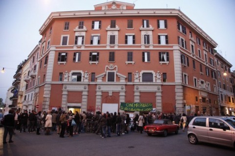 il Cinema Palazzo nel quatiere San Lorenzo a Roma Il salto della Balena. A Napoli il Comune dà ragione agli occupanti
