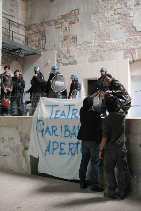 polizia Dal fronte delle occupazioni un altro segnale "contro". Un avviso di garanzia per gli occupanti. Succede a Palermo, al Teatro Garibaldi Aperto. Dopo Macao, comincia il periodo del pugno di ferro?