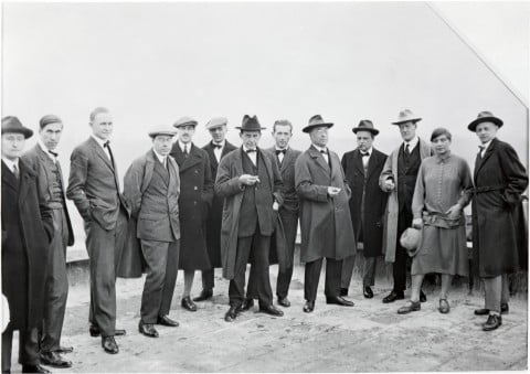 5. Bauhaus. Walter Gropius and masters on the roof. Barbican Bauhaus: la vita, l’arte, la bellezza