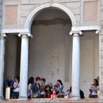 L’inaugurazione con i bambini, protagonisti del progetto Vita comune. Immagini per la cittadinanza