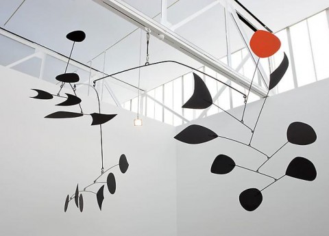 Calder rouge trionphant Londra contemporanea, nella nuova auction-week di fine giugno. Ora tocca a Christie’s, in cerca di record con Basquiat, ma anche di fashion-collector con la voglia di beneficenza