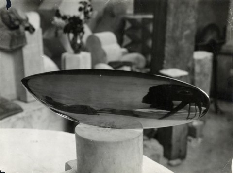 Constantin Brancusi The Fish c. 1924 printed c. 1924 Gelatin silver print “Gli Imperdibili” della settimana. Brancusi fotografo e Bartolini bibliotecario. Ma anche strumenti musicali non convenzionali. Come arance da suonare e speaker da mettere in bocca…