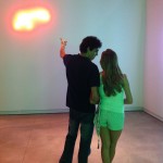 Neon. Contemplando Cattelan (Christmas 95, 1995)