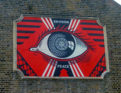 Il murale di Shepard Fairey a Turnpike Lane Art Digest: Shepard a casa Banksy. Sonic Youth insieme per Yoko Ono? No, per beneficienza. Occupare, occupare, occupare, anche casa di Anish Kapoor
