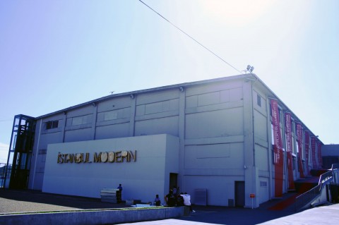 Giovani architetti crescono, mentre cresce anche lo Yap. Dopo il Ps1 a Nyc, il Maxxi di Roma e Constructo a Santiago del Cile, adesso il premio è anche all'Istanbul Modern