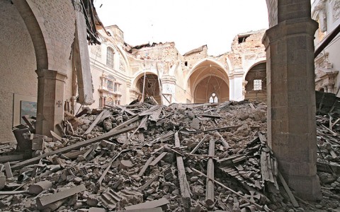 LAquila una chiesa distrutta dopo il terremoto del 2009 L’Aquila e nuvole
