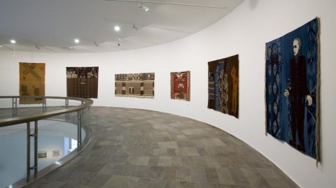 La sala con i tappeti di Hannah Ryggen Kassel Updates: da quelli censurati di Hannah Ryggen, a quelli glocal di Boetti. La storia di dOCUMENTA (13) si scrive anche su un tappeto…