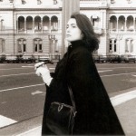 Liliana Maresca di fronte alla Casa de Gobierno - Buenos Aires, 1984 - in collaborazione con Marcos Lopez
