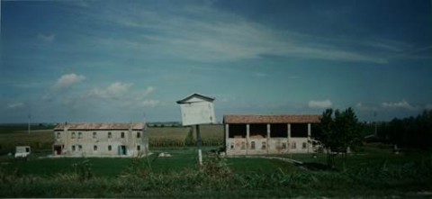 Luigi Ghirri Contarina verso la foce del Po 1998 courtesy Eredi Ghirri Bid for Build, ovvero un’asta per ricostruire. Per i terremotati in Emilia Romagna in campo anche la fotografia, con Sotheby’s Galleria Civica di Modena e Fondazione Fotografia