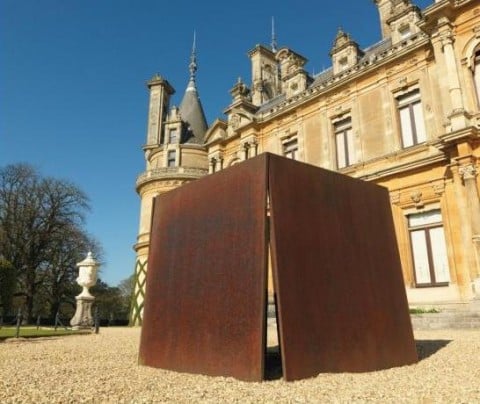 Richard Serra House of Cards opera installata al Waddesdon Manor foto ARS New York and DACS London I 33 di Christie's. Da Richard Serra ad Urs Fischer, la casa d’aste si porta il lavoro anche in villeggiatura al maniero di Waddesdon