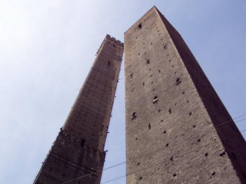 Torri pendenti a rischio terremoto Lo Strillone: allarme terremoto anche per le torri di Bologna su La Stampa. E poi la Gioconda a rischio, capitali orientali per la cultura, Wim Delvoye al Louvre…