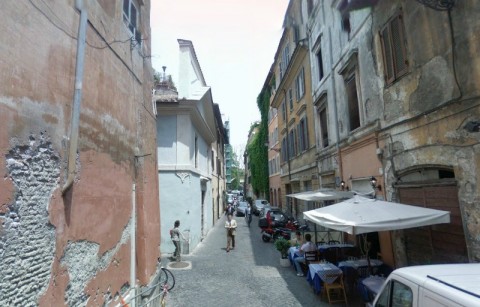 Via dei Vascellari qui apre Rossmut A Roma apre Rossmut. Nuovo concept store creativo tra arte, moda e design. E ci sono pure i vestiti di John Malkovich