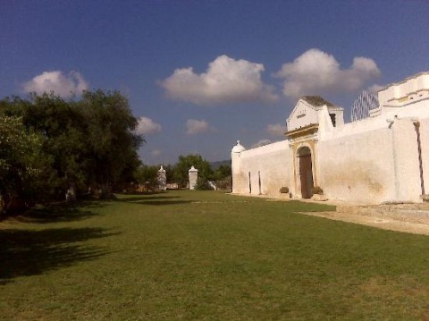 ingresso a brogo san 11 Tra storia e natura, le installazioni di Mario Consiglio in un'antica masseria di Fasano. Sempre più vincente l'abbinamento tra linguaggi contemporanei e tradizione agreste. Arte all'ombra di ulivi secolari