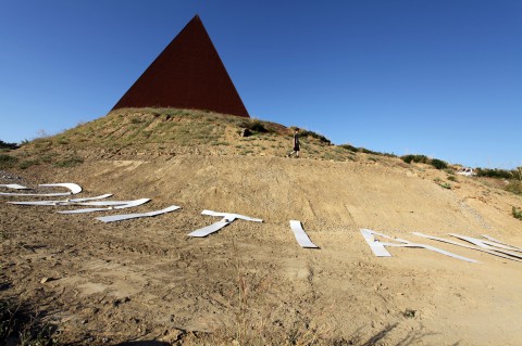 longo workinprogress1 Un mandala per celebrare il Rito della Luce. Loredana Longo firma l'opera ai piedi della Piramide di Staccioli, in Sicilia. Torna il percorso spirituale di Antonio Presti, nei giorni del solstizio d'estate. Le foto in anteprima