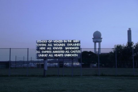 Berlino Montgomery Poesia di strada, disseminando parole sui muri delle città contemporanee. Robert Montgomery a Berlino: un progetto per il vecchio aeroporto di Tempelhof