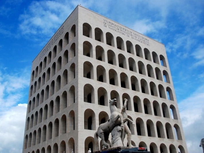 Le mani di fendi sul colosseo quello quadrato dell 39 eur for Architettura e design roma