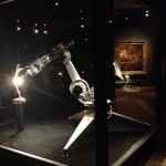 Il robot di Conrad Shawcross, sullo sfondo Tiziano