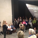 La curatrice dà inizio alla visita guidata della mostra
