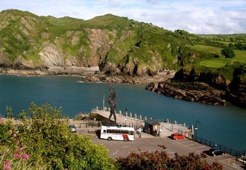 La grande scultura dovrebbe dominare il mare dallalto foto dailymail La statua di Damien Hirst è sempre incinta. Ecco le foto del futuro Angel of the West: sorgerà a casa sua, nel Devon. Qualche centimetro più alto dell’Angelo del Nord di Gormley