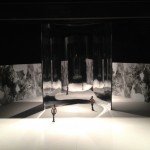 La scenografia teatrale firmata da Mark Wallinger