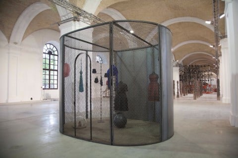 Louise Bourgeois CELL BLACK DAYS 2006 Non solo calcio, anche Kiev ha la sua Biennale